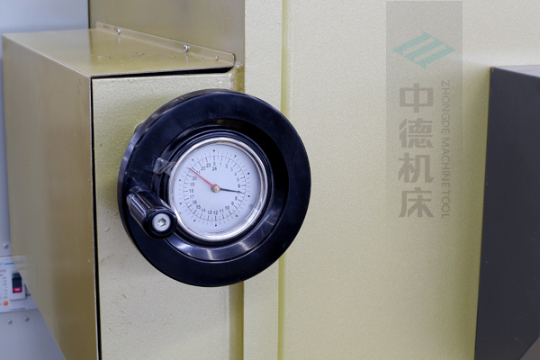 ZDG-832刀片間隙調(diào)節(jié)裝置，設(shè)置在機架前面，并有刻度顯示，調(diào)節(jié)方便.jpg