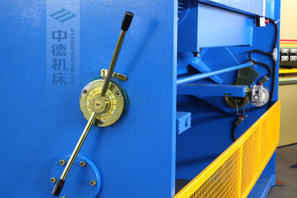 ZDS-2032剪板機(jī)刀片間隙手動調(diào)節(jié)器，刻度清淅，調(diào)節(jié)省力又簡便.jpg