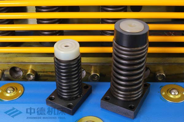ZDS-2032采用高品質(zhì)壓料油缸，不滲油不會在板材表面留有油污.jpg