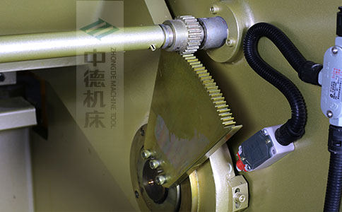 ZDS-1032采用高精度刀片間隙調(diào)節(jié)齒輪，經(jīng)過(guò)淬火高硬度又耐磨，表面鍍鋅不生銹，長(zhǎng)年累月使用依然有很高的調(diào)節(jié)精度.jpg