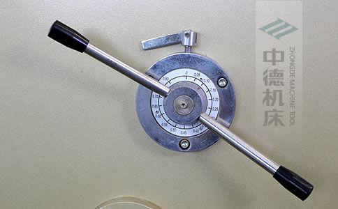 ZDS-1032剪板機(jī)刀片間隙手動(dòng)調(diào)節(jié)器，刻度清淅，調(diào)節(jié)省力又簡(jiǎn)便.jpg