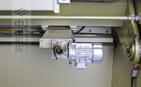 ZDS-1032剪板機(jī)后檔料結(jié)構(gòu)，平行度高，并采用國(guó)內(nèi)一流品牌軸承，耐磨抗壓壽命長(zhǎng).jpg